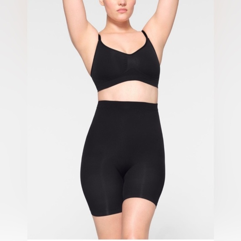 SKIMS SCULPTING SHORT MID THIGH W/ OPEN GUSSET in Onyx NEW